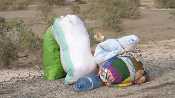 Voedselzakken Dekens Aan Kant Van Weg Baluchistan — Stockvideo