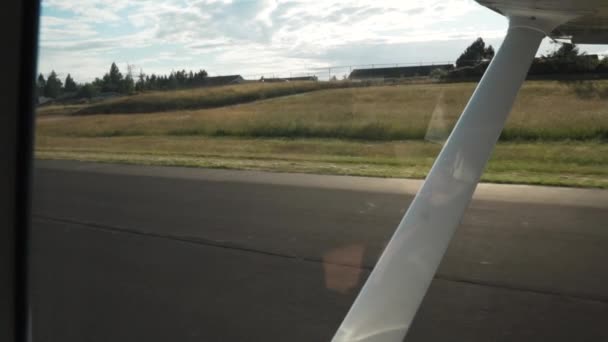 Vue Travers Fenêtre Verre Avion Privé Circulant Sur Piste Aéroport — Video