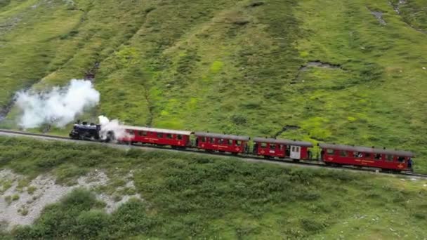 古い蒸気鉄道がスイスアルプスの峠を越えて走っている 復元された蒸気機関車は オベルヴァルトからフルカパス上の古い歴史的なルートを実行します — ストック動画