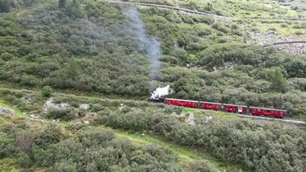 Dampfbahn Furka Bergstrecke Una Vieja Locomotora Vapor Atraviesa Ferrocarril Rueda — Vídeos de Stock