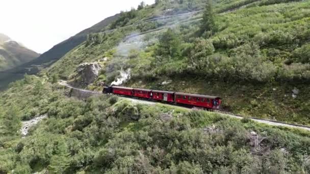 Lokomotif Uap Tua Melewati Jalur Rel Kereta Api Gunung Pegunungan — Stok Video