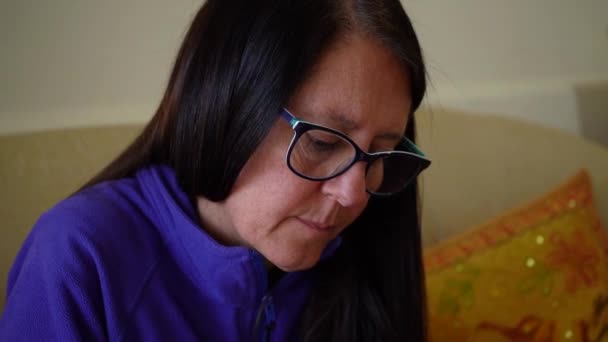 Kobieta Nosząca Okulary Pisząca Laptopie Podczas Zajęć Online Domu Zamknij — Wideo stockowe