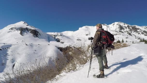一位自然和野生动物摄影师准备拍摄一张阿拉斯加科迪亚克岛冬季风景的照片 — 图库视频影像