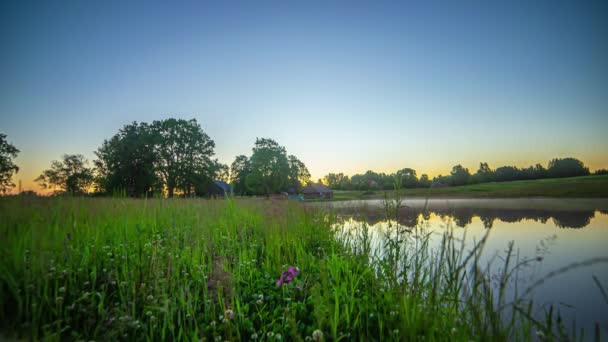 Lage Hoek Van Zon Opkomen Kleine Huisjes Langs Het Meer — Stockvideo