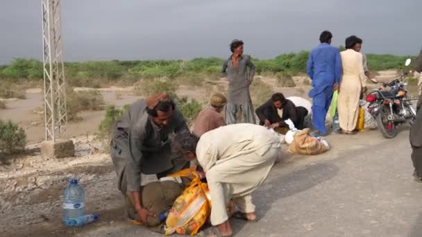 Entwicklungshelferin Hilft Älteren Männern Bei Der Überflutung Belutschistan — Stockvideo