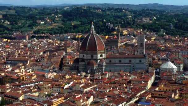 フィレンツェの街のパノラマトスカーナ州 イタリア ブルネレスキのドームと大聖堂 サンタ クローチェを眺めながら 左側の空中パン — ストック動画