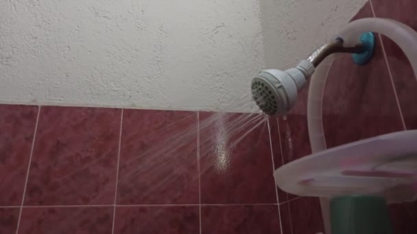 Egy Zuhanyfej Vizet Permetez Piros Fürdőszobában — Stock videók