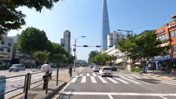 Driver Pov Lotte World Tower Building Saat Mengemudi Dalam Kemacetan — Stok Video