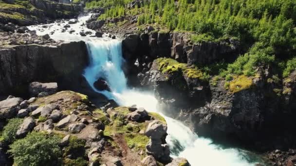 Drone Tourné Vers Haut Sur Une Grande Cascade Avec Arc — Video