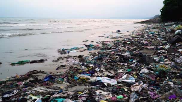 Пляж Морского Загрязнения Океана Покрытый Мусорными Свалками Песчаном Пляже Тропического — стоковое видео