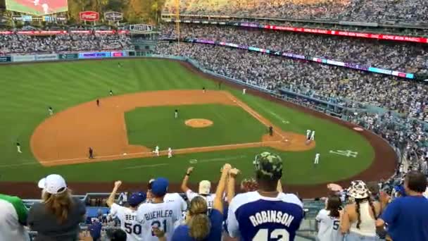 Fãs Celebram Home Run Dodger Stadium Jogo Tarde — Vídeo de Stock