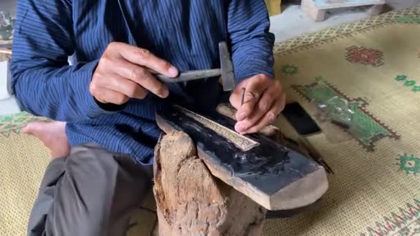 Processo Fazer Esculpir Keris Keris Uma Espada Javanesa Tradicional Indonésia — Vídeo de Stock