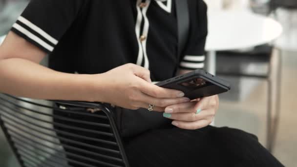 Kezek Használja Mobiltelefon Egy Kávézóban Nincs Arc Lassított Felvétel — Stock videók