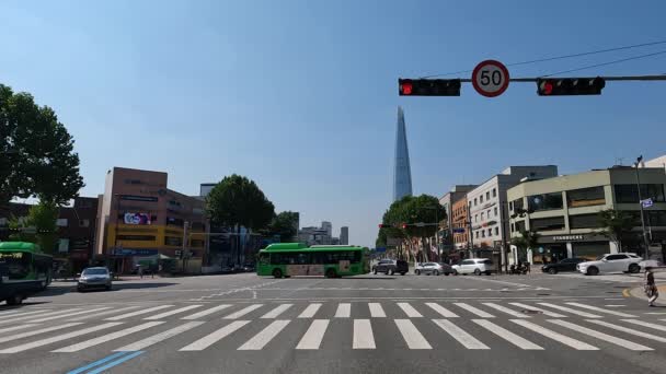 Vista Torre Mundial Lotte Desde Coche Detenido Encrucijada Señal Tráfico — Vídeo de stock
