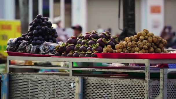 베트남 과일은 이동하는 사람들 판티에 시장에서 판매되고 — 비디오