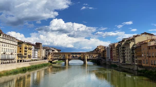 Puente Medieval Ponte Vecchio Florencia Italia Con Cielos Azules Nublados — Vídeo de stock