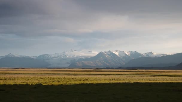 Islandais Montagnes Prairie Avec Soufflage Vent Timelapse Vidéo — Video