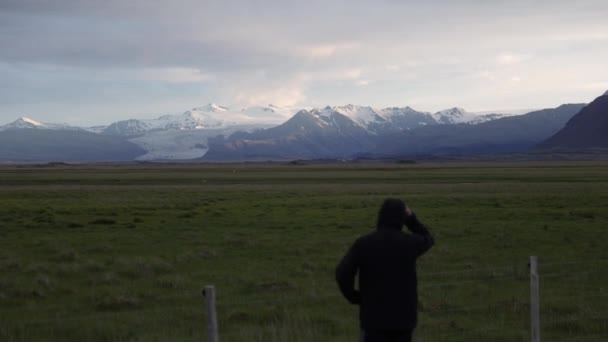 Man Wandelen Naar Camera Met Ijsland Prairie Bergen Achtergrond — Stockvideo