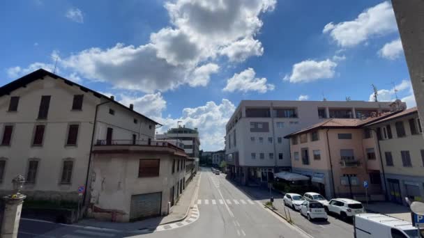 Timelapse Italiensk Stadsgata Med Bilar Byggnader Och Molnigt Blå Himmel — Stockvideo