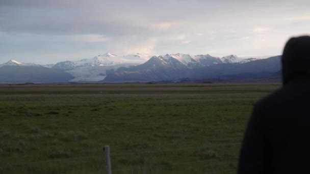 Людина Йде Розстріл Ісландії Прерії Гір — стокове відео