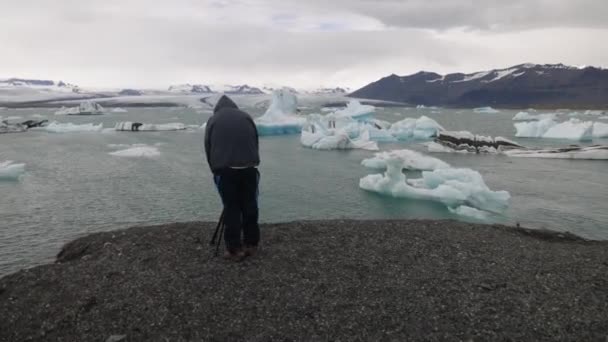Glacier Lagoon Islândia Com Homem Olhando Vídeo Gimbal Andando Atrás — Vídeo de Stock