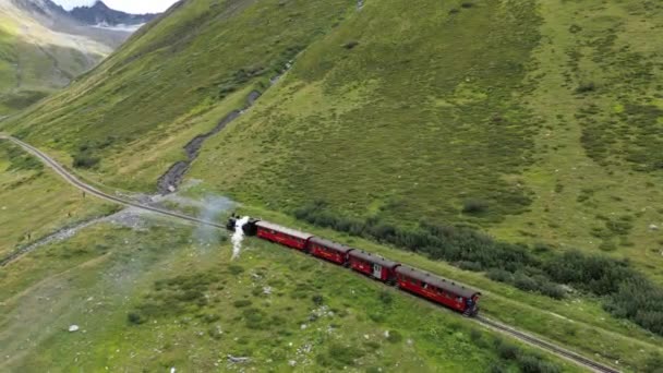 Viejo Tren Vapor Atraviesa Pista Montaña Los Alpes Suizos Locomotora — Vídeos de Stock