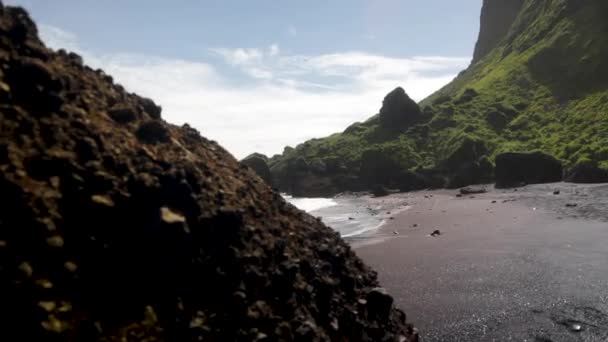 Vik Islanda Videoclip Gimbal Care Trece Lângă Stâncă Plaja Nisip — Videoclip de stoc