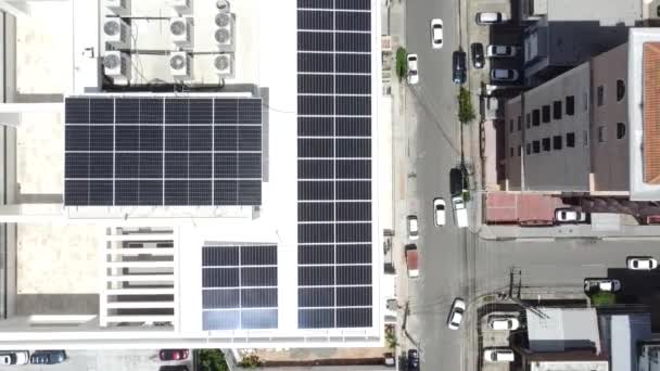 Tiro Superior Drone Captura Painéis Solares Edifício Residencial Alto Conceito — Vídeo de Stock