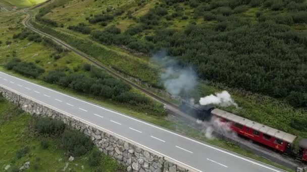 Una Vieja Locomotora Vapor Atraviesa Una Ruta Montaña Los Alpes — Vídeos de Stock