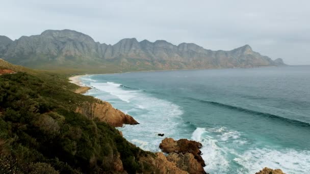 Landschaftlich Reizvolle Kogel Bay Clarence Drive Umgeben Von Den Bergen — Stockvideo