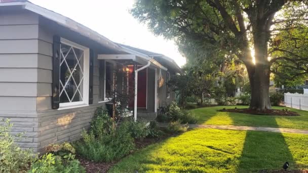 Ensoleillé Après Midi Paysage Extérieur Une Maison Avec Jardin Luxuriant — Video