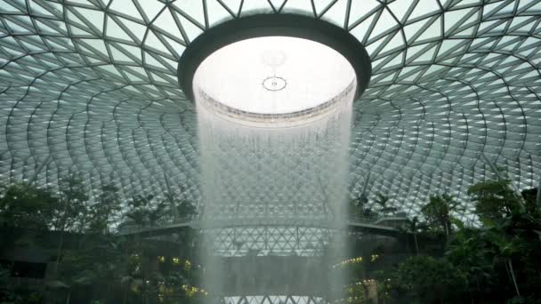 Magnífico Vórtice Com Cascata Dentro Arquitetura Aeroporto Singapura — Vídeo de Stock