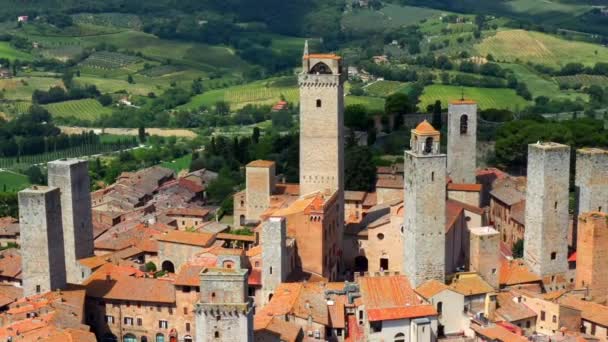 意大利托斯卡纳的圣吉米尼亚诺山镇有中世纪的塔楼 空降飞行员中枪 — 图库视频影像