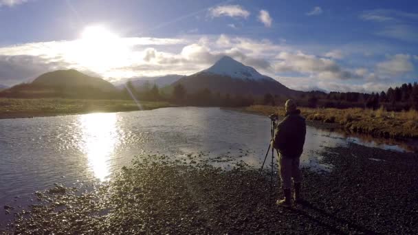 Dyreliv Natur Fotograf Sætter Til Fotosession Langs Flod Bjerge Kodiak – Stock-video