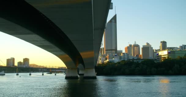 William Street Rascacielos Atardecer Desde Paseo Bajo Capitán Cook Bridge — Vídeo de stock