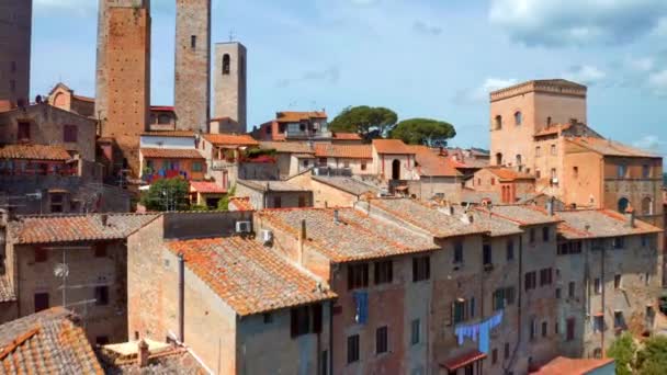 Rumah Rumah Dengan Terra Cotta Roofs Mengelilingi Menara Batu Abad — Stok Video