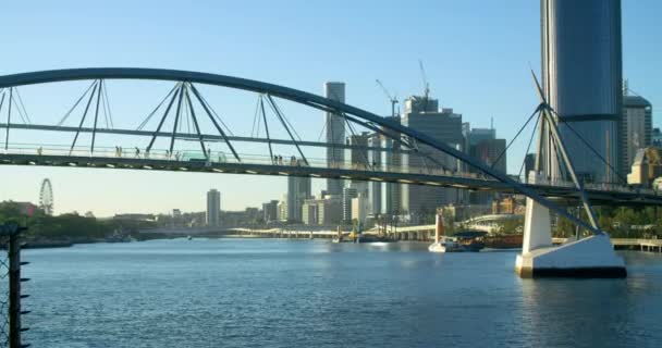 Arch Passage Goodwill Bridge Placid Brisbane River Cityscape View Queensland — Stock video