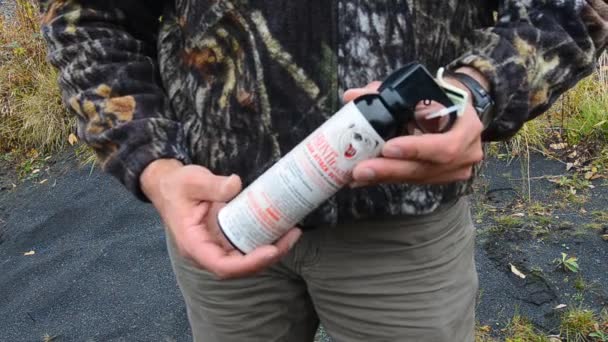 Primer Plano Una Lata Spray Oso Que Puede Utilizar Para — Vídeo de stock