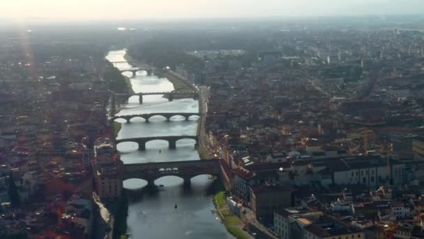 Vista Aérea Ponte Vecchio Sobre Rio Arno Paisagem Urbana Florença — Vídeo de Stock