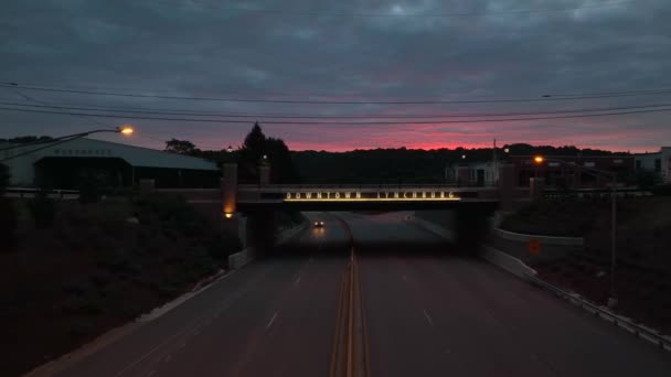 Baixa Lynchburg Assina Nascer Sol Disparo Nocturno Enquanto Carro Passa — Vídeo de Stock