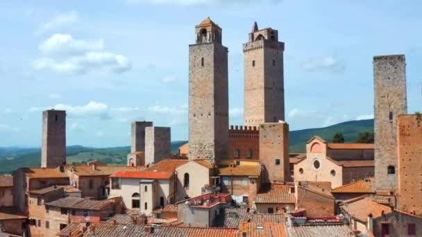 飞往意大利中北部托斯卡纳锡耶纳的旧城San Gimignano的中世纪塔 空降飞行员中枪 — 图库视频影像
