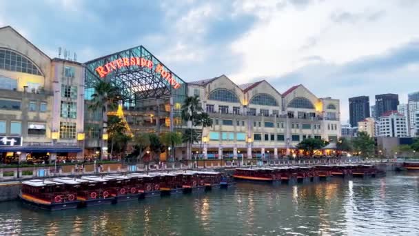 Panning Shot Cattura Ristoranti Bar Sul Lungofiume Clarke Quay Rilassante — Video Stock