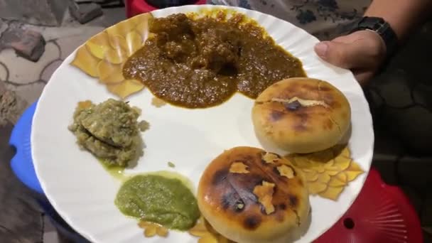Homem Segurando Prato Litti Chokha Que Inclui Litti Delicioso Baigan — Vídeo de Stock