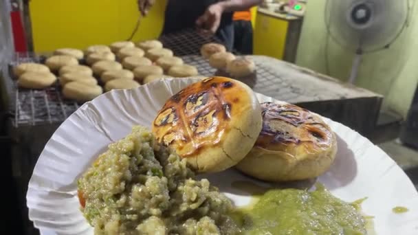 Arka Planda Bir Satıcı Kömür Üzerinde Litti Pişirirken Kolkata Baigan — Stok video