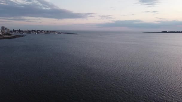 空中飞越海水 显示捕鱼船在晚上到达乌鲁盖的埃斯特角港 — 图库视频影像