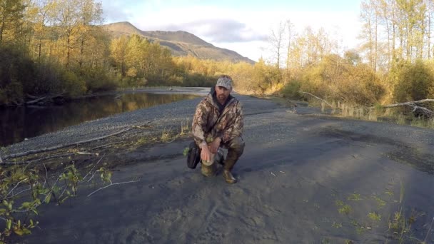 Ein Wildnisführer Alaska Identifiziert Die Großen Spuren Eines Kodiak Braunen — Stockvideo