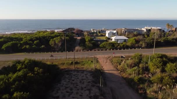 Повітряний Вид Водіння Мотоцикла Машини Дорозі Заході Сонця Океані Задньому — стокове відео