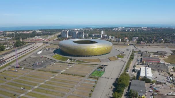Drone Stiger Ner Med Polsat Arena Bakgrunden — Stockvideo
