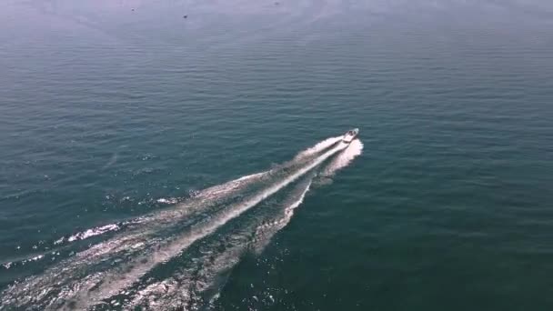 Vista Aérea Lancha Lancha Navegando Rápido Alta Velocidade Água Azul — Vídeo de Stock