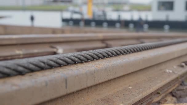 港のレールを引く錆びた鉄の鎖 — ストック動画
